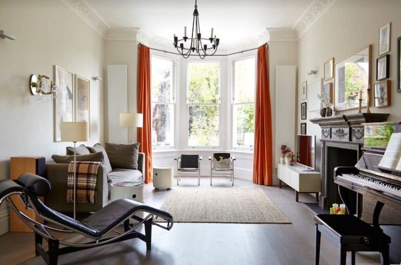 Металлический карниз ломаной формы в эркере