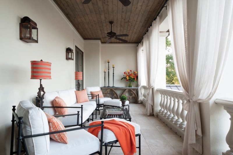 Карниз из металла в оформлении оконных проемов на балконе