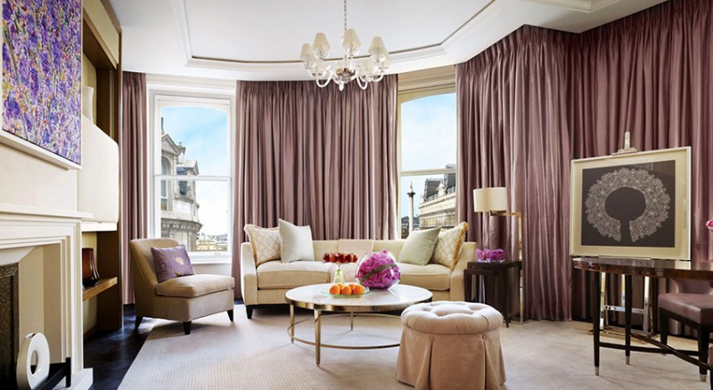 Гибкий потолочный карниз подходит для оформления эркерных окон