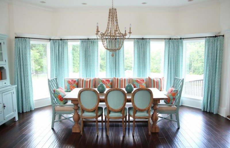 Для оформления широкого окна в кухне-столовой использован металлический настенный карниз