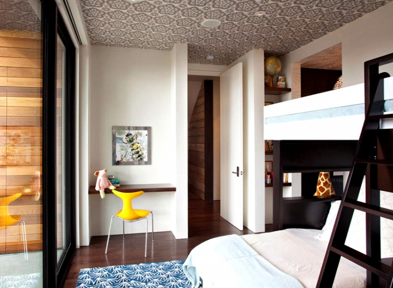 Благодаря рисункам на полотне можно сделать потолок акцентной деталью комнаты