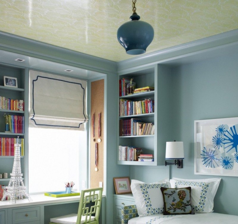 Сатиновый натяжной потолок с нежно-зеленым рисунком