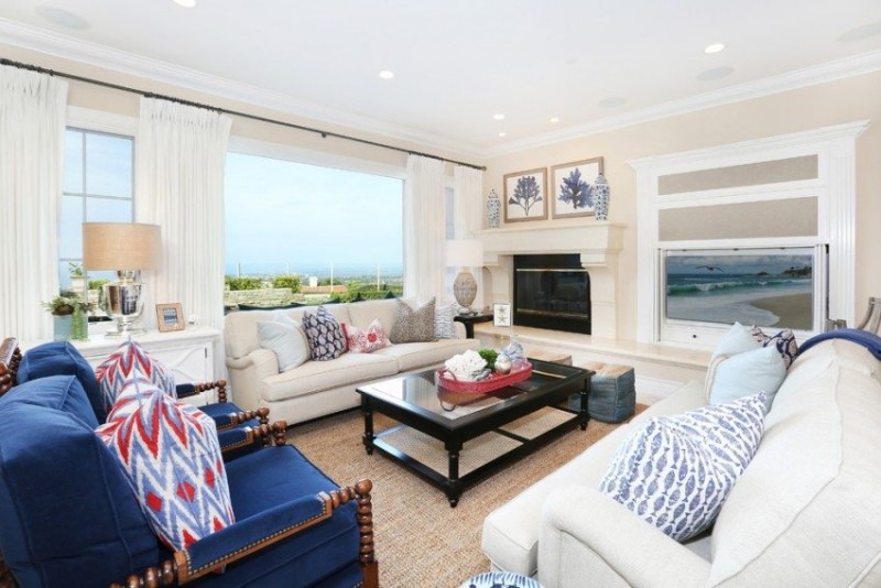 Карниз на всю ширину стены зрительно увеличивает пространство комнаты