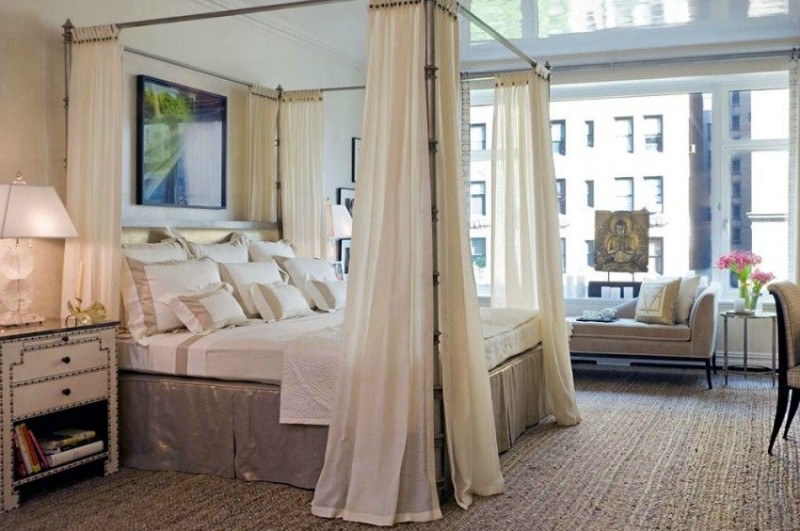 Глянцевый натяжной потолок отражает пространство и зрительно увеличивает комнату