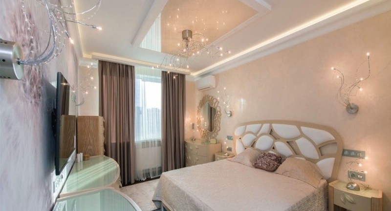 Подвесная люстра расположена по центру натяжного потолка