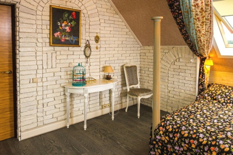 Теплый электроплинтус в спальне мансардного этажа