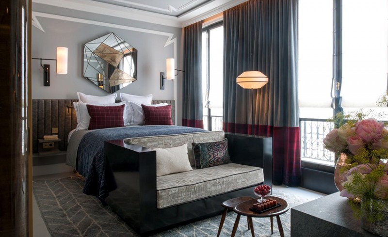 Скрытые шинные карнизы позволяют создать эффект парящей в пространстве шторы