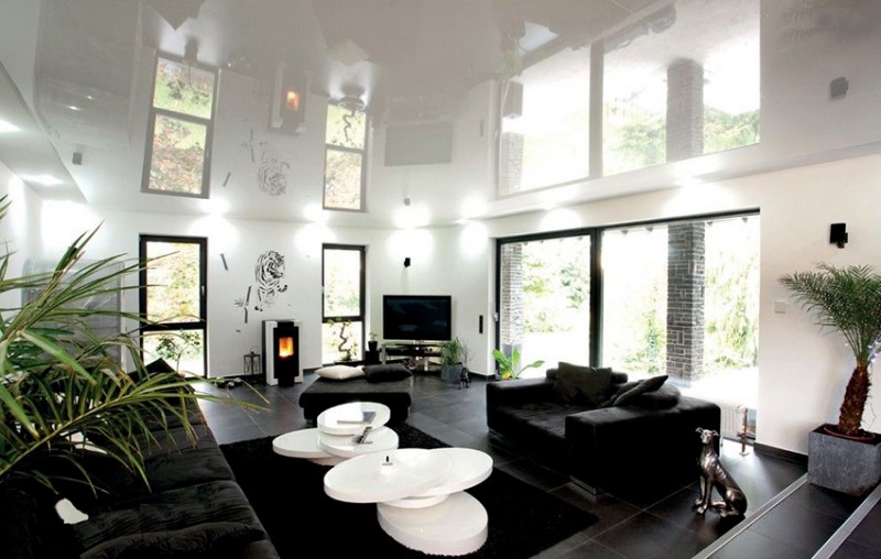 Глянцевый потолок – отличное решение, если хочется расширить комнату по высоте