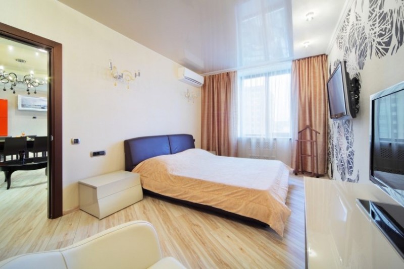 Глянцевая ПВХ-пленка обладает отражающими свойствами, что делает комнату визуально более просторной