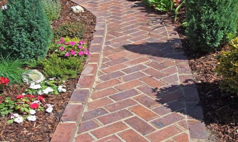 Садовая дорожка из кирпича