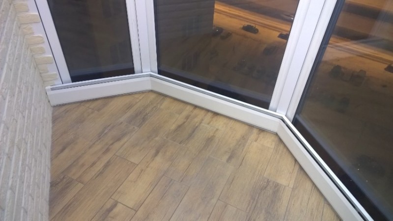 Теплый плинтус в качестве отопления на застекленной лоджии