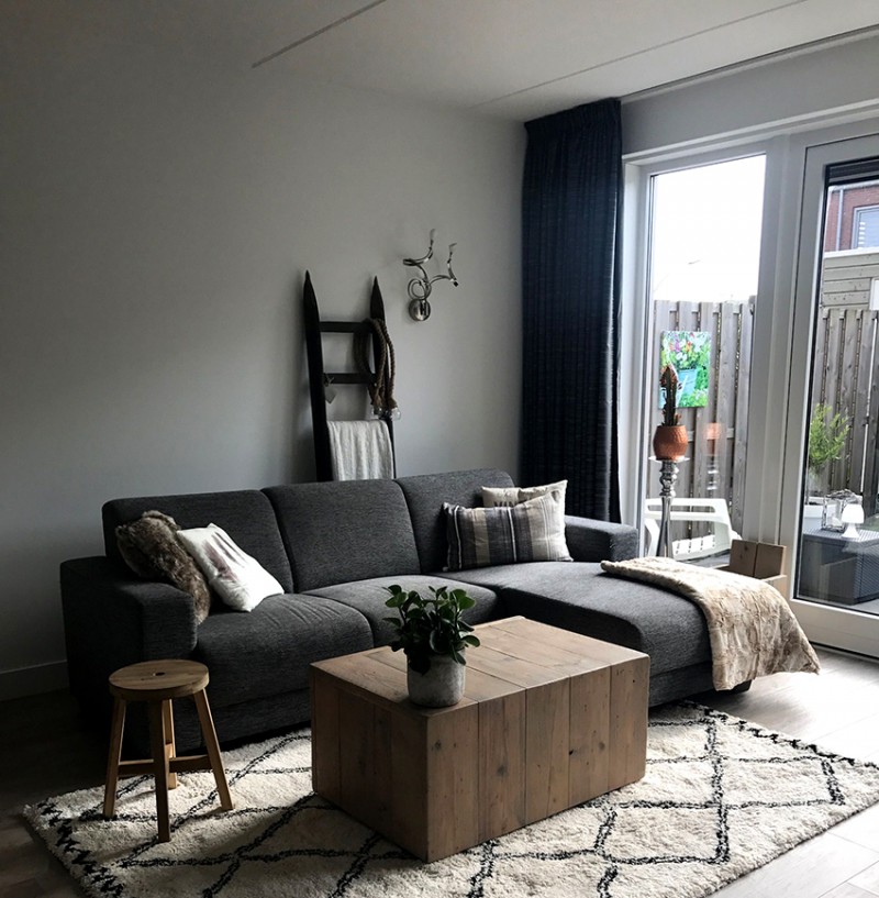 Однорядный потолочный профиль подходит для легких штор и занавесок 