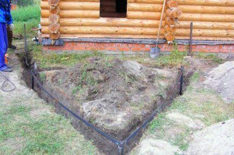 Контур заземления около деревянного дома
