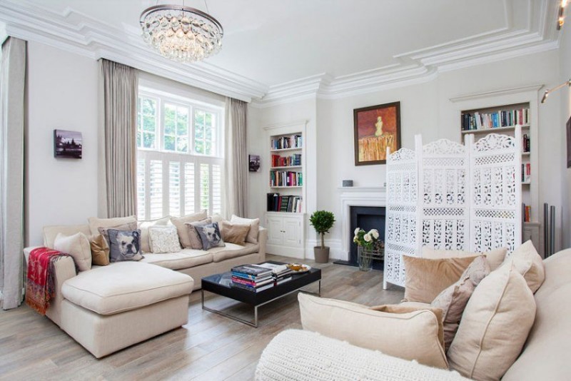 Рельефный багет скрывает конструкцию потолочного карниза