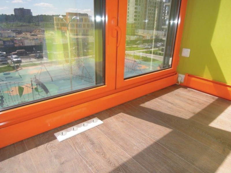 Теплый плинтус - идеальное решение для монтажа в комнате с панорамными окнами