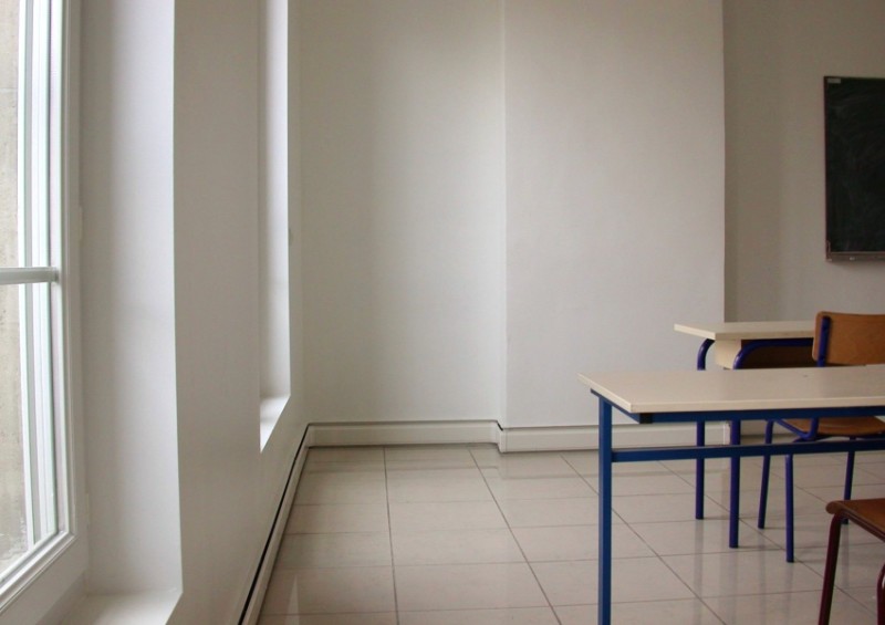 Отопление с помощью электрического теплого плинтуса в школьной аудитории