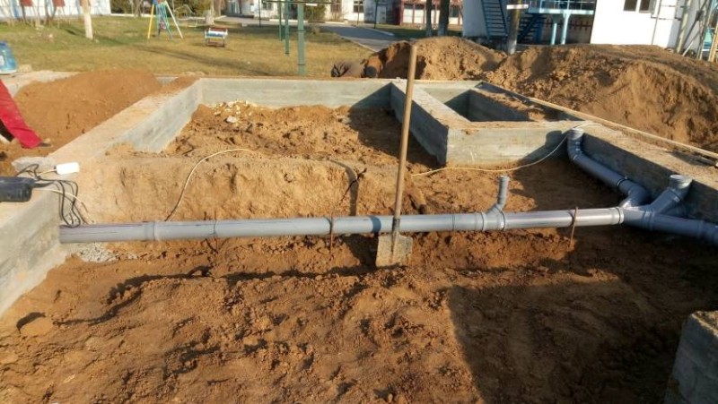 Открытые выводы канализации необходимо заглушать