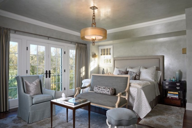 Подвесная люстра расположена по центру натяжного потолка