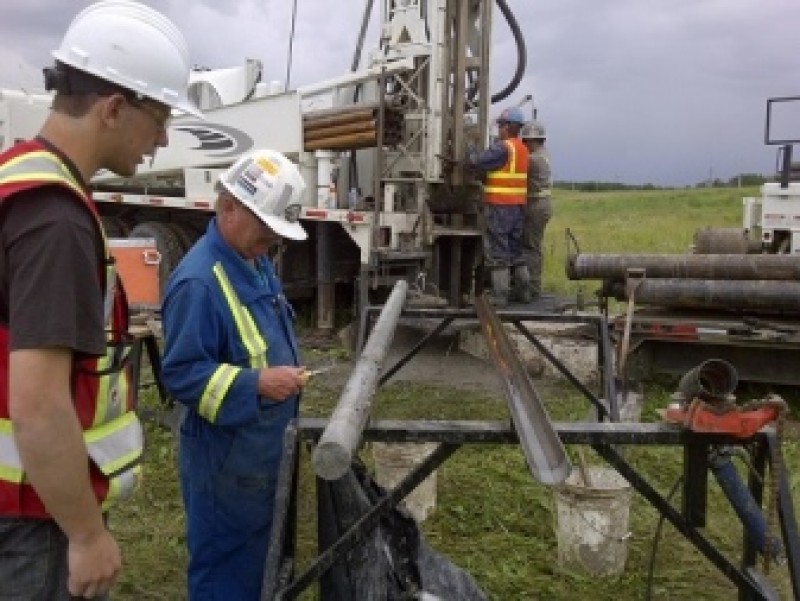 колонковое бурение с отбором керна. колонковые скважины. колонковое бурение керн. колонковый бур. буровой станок колонкового бурения.