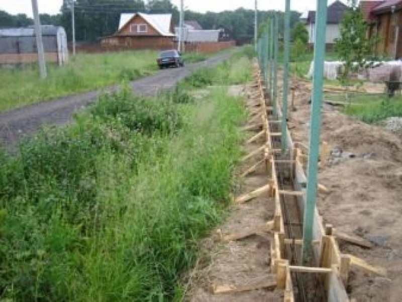 Из какой трубы делать столбы для забора