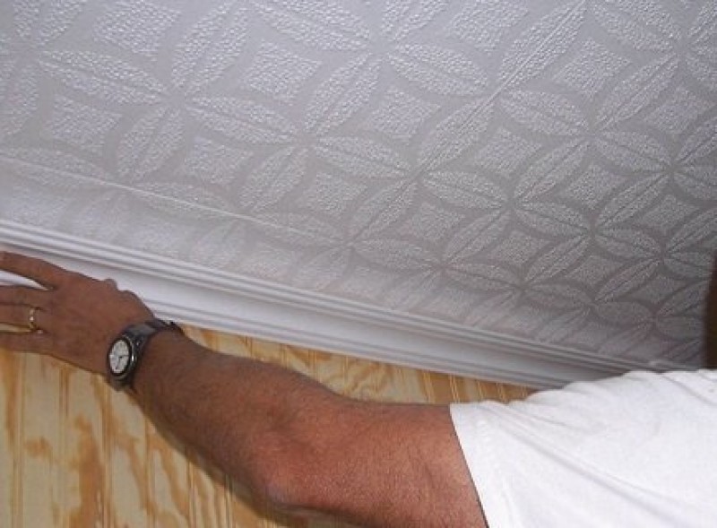 Как правильно клеить потолочную плитку