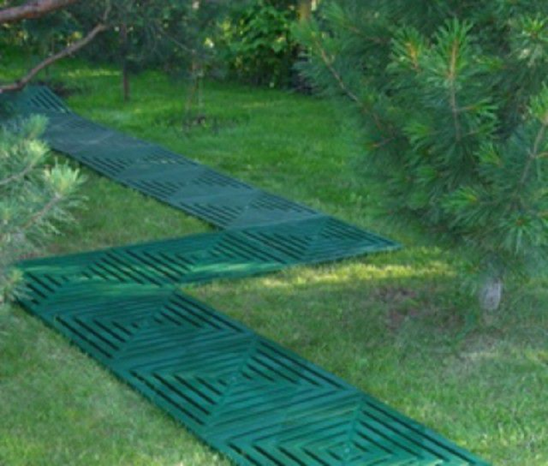 Искусственная трава на даче. Зеленая дачная дорожка. Дорожки на даче. Дорожки гумми 30. Садовая дорожка пластдор.