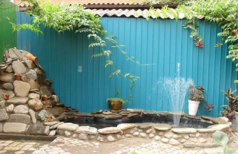 Альпийская горка с бассейном. Пруд в углу. Рокарий с водным каскадом. Водопад-фонтан ручеек садовый. Пруд с водопадом и альпийской горкой.