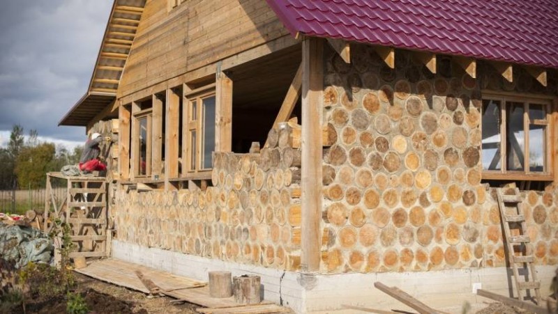 Дом из поленьев и цемента