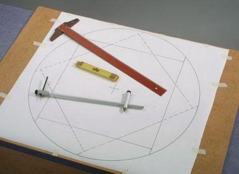 Циркуль из подручных материалов. Как сделать циркуль из подручных. Самодельный циркуль из карандашей. Циркуль из подручных материалов. Самодельный циркуль для черчения.