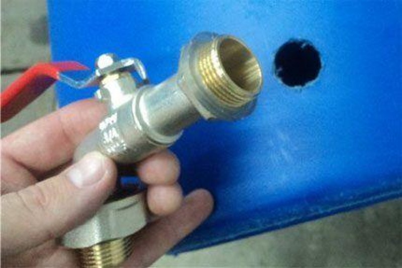 Кран шаровый врезной в бочку. Кран для врезки в пластиковую канистру. Врезка крана в пластмассовую 200 л бочку. Как врезать кран в пластиковую. Сливной кран для бочки.