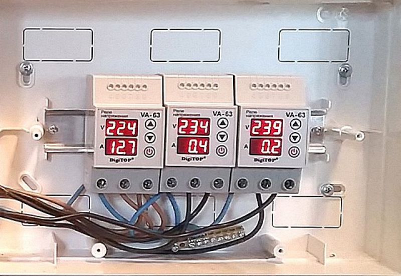 Дом 220в. Стабилизатор защиты от скачков напряжения 220в. Автомат стабилизатор напряжения 220в в щиток. Стабилизатор напряжения 220в для квартиры в щиток. Регулятор напряжения в квартиру 220 вольт