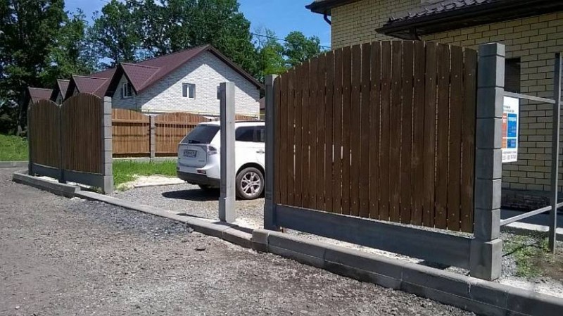 Какой пролет между столбами на забор из профлиста