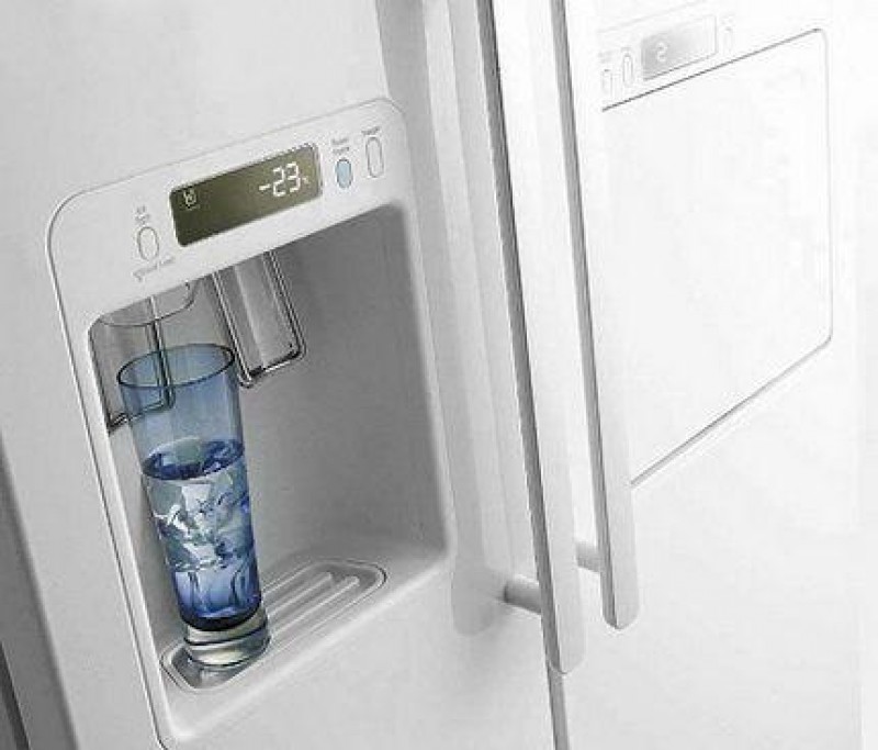 Холодная вода в холодильнике. Холодильник Water Dispenser. Холодильник Samsung с ледогенератором. Холодильник самсунг с охлаждением воды на двери. Холодильник с диспенсером для воды и льда.