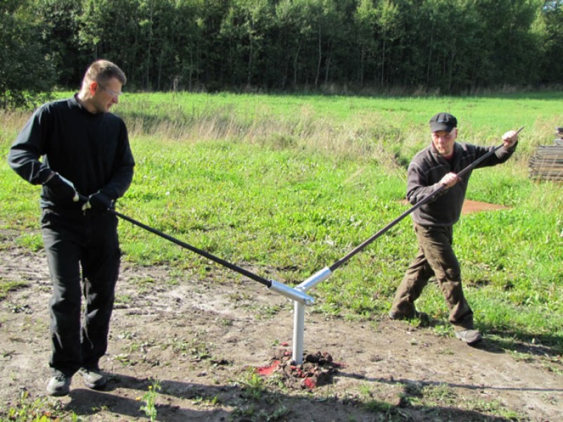 Оснастка для закручивания винтовых свай. Монтаж винтовых свай своими руками. Закрутка винтовых свай вручную. Вкручивание винтовых свай. Винтовые сваи для ручного вкручивания.