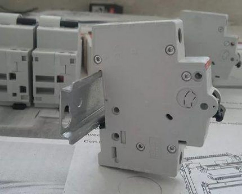 Автоматический выключатель k. Крепление для автоматического выключателя. Автоматический выключатель крепеж.
