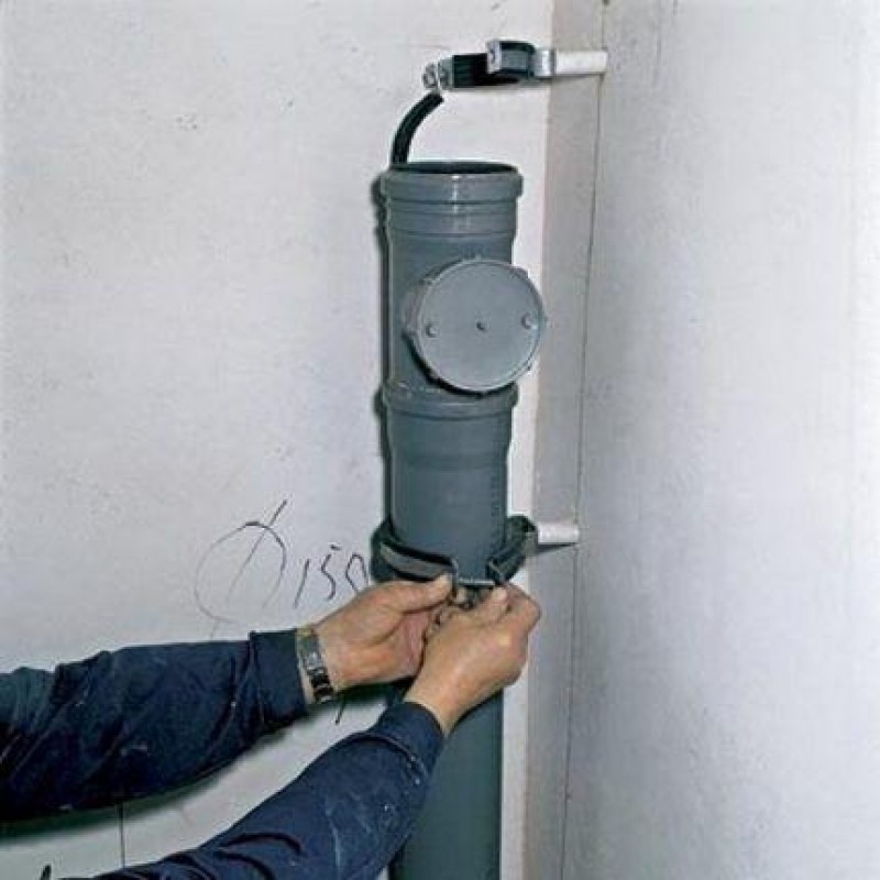 Крепление канализационной трубы 110 мм. Крепления стояков. Вертикальные трубы отопления. Крепления стояков. Крепления стояков.