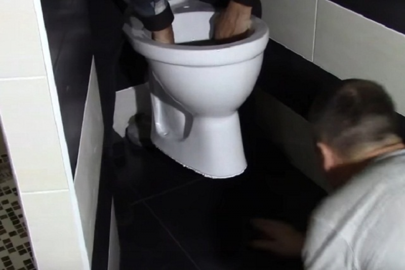 Установить унитаз скрытым креплением. Подложка под унитаз. Приставной унитаз монтаж. Унитаз крепление к полу на 2 болта. Подставка для увеличения высоты унитаза.