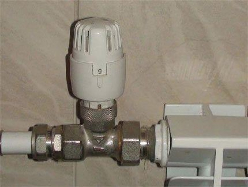 Монтаж терморегулятора на радиатор отопления батареи. Терморегулятор для радиатора отопления. Термоголовки для радиаторов керми. Термоголовка для радиатора как установить. Термоголовка м30 rifar.