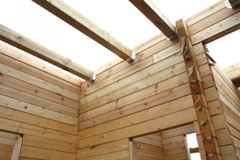 Балки перекрытия из бруса 100х200. Балки перекрытия 50х200. Деревянная балка перекрытия 100х200. Перекрытие по двутавровым металлическим балкам. Балка межэтажного перекрытия 100 х200.