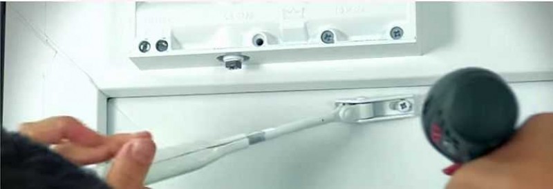 Откручивайте доводчик. Не закрывается дверь доводчик. Доводчик дверной регулировка усилия. Доводчик bks g-u регулировка. Регулировочные болты доводчика двери.