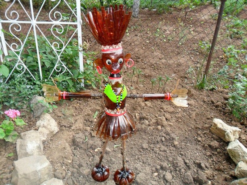 поделки для дачи. фигуры из бутылок для сада. украшения для сада из бутылок. декор для сада и огорода. пластиковые бутылки в саду.