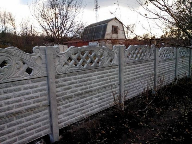 Какой пролет между столбами на забор из профлиста