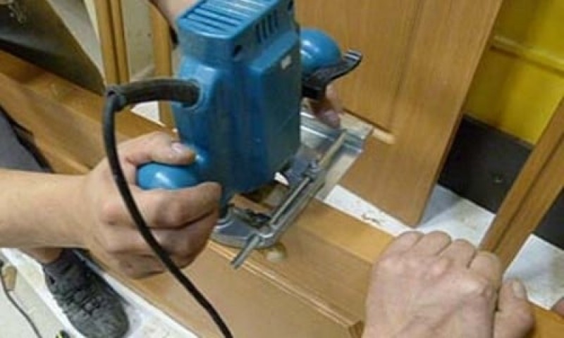 Фрезер макита для врезки петель. Как фрезером врезать замок в межкомнатную дверь. Кондуктор для врезки петель и замков в межкомнатные двери. Фрезы для фрезера под дверные петли макита. Фрезер для выборки паза для замков.