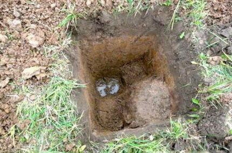 Яма на участке. Канализационные сточные воды. Копаем яму для туалета. Проверить яма. Канализационные стоки.