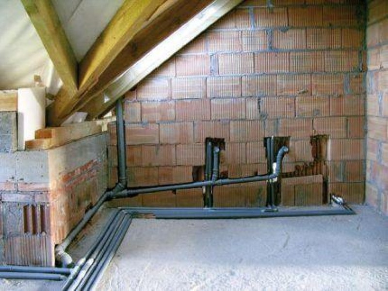 Сантехническое оборудование. Трубы внутри помещения. Изоляция трубопроводов отопления в подвале. Трубы для отопления и водоснабжения. Прокладка канализации в подвале.