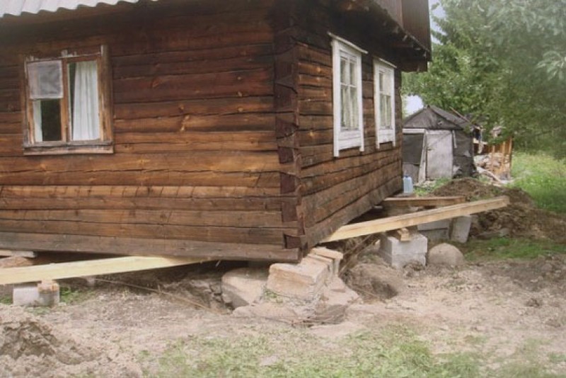 Фундамент деревянного дома своими руками. Дом без фундамента. Дома без фундамента. Деревянный дом без фундамента. Деревенский дом без фундамента.