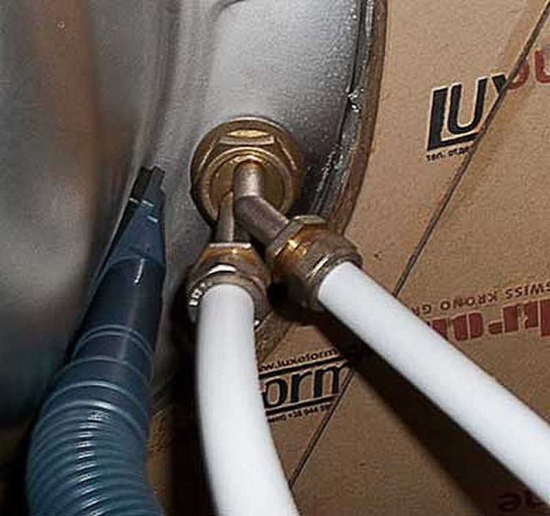 Установка вместо. Жесткая подводка Grohe 45385000. Смеситель с подводкой снизу. Подводка металлопластиковых труб к смесителю. Подводка труб к смесителю на кухне
