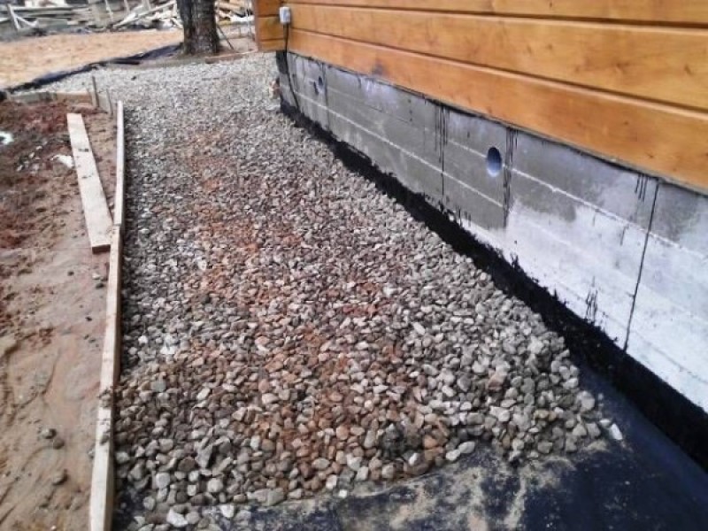 Щебневая отмостка. Бетонная отмостка. Утепленная отмостка со щебнем. Отмостка щебнем. Отмостка гранитный щебень.