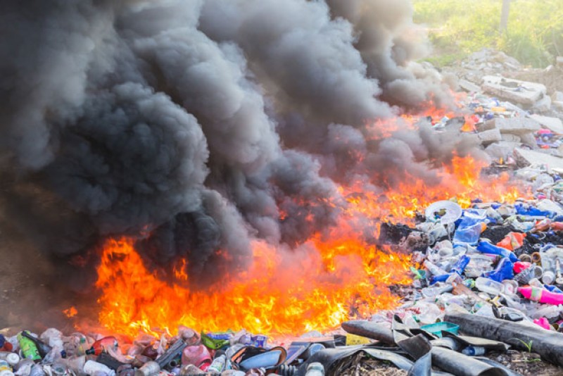 Пожар на стихийной мусорной свалке