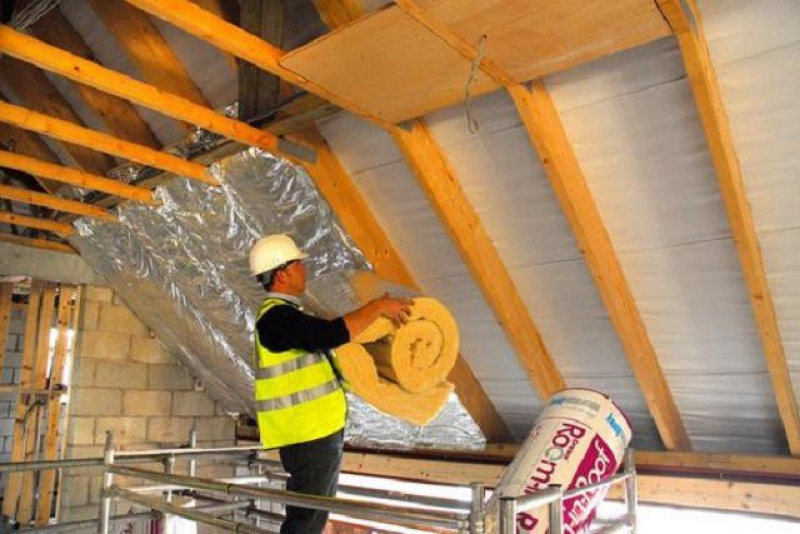 утеплитель крыши изнутри. утеплитель для потолка. пароизоляция для мансарды изнутри. пароизоляция на коньке крыши. демонтаж пароизоляции.